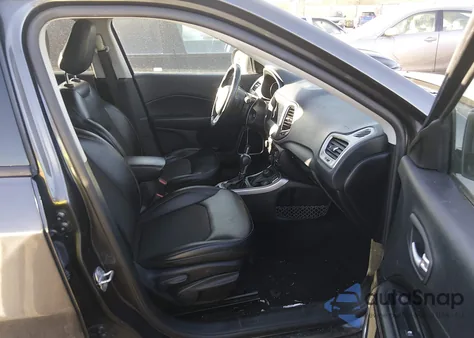 2018 Jeep Compass Latitude 4X4 z USA, uszkodzony, nr VIN 3C4NJDBB3JT230533